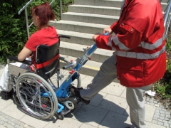 Der Rollstuhl wird an die Treppenraupe befestigt