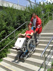 Sicherer und bequemer Treppentransport im Rollstuhl